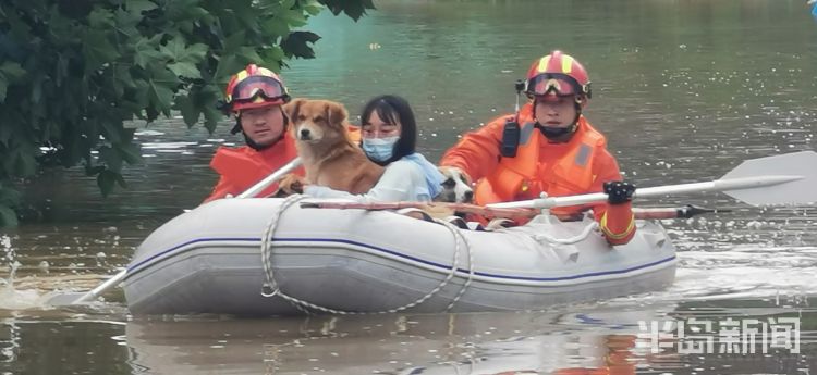 五小时|青岛松岭路一建筑工地因暴雨被淹50余人被困 消防员乘船历时五小时成功救援
