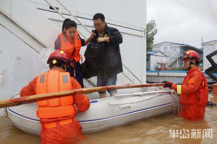 五小时|青岛松岭路一建筑工地因暴雨被淹50余人被困 消防员乘船历时五小时成功救援