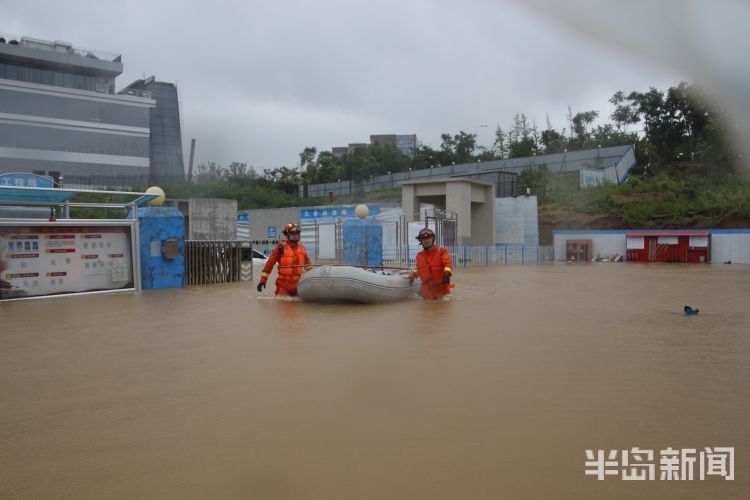 五小时|青岛松岭路一建筑工地因暴雨被淹50余人被困 消防员乘船历时五小时成功救援