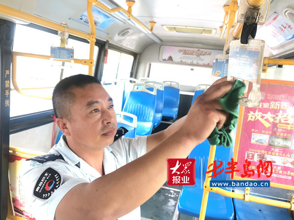 胶州|路遇“戏水”小顽童，胶州巴士司机民警接力送其回家