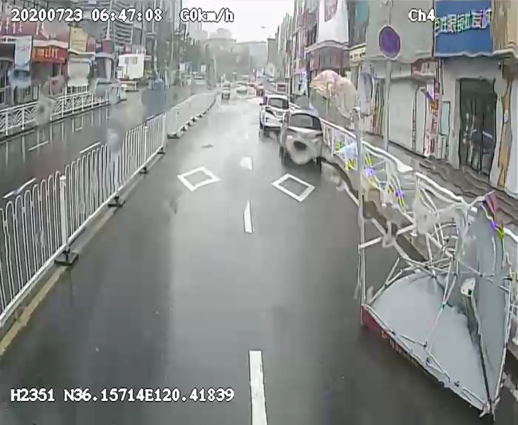 清障|降雨大风使青岛道路上多了“拦路虎” 公交驾驶员冒雨清障保畅通