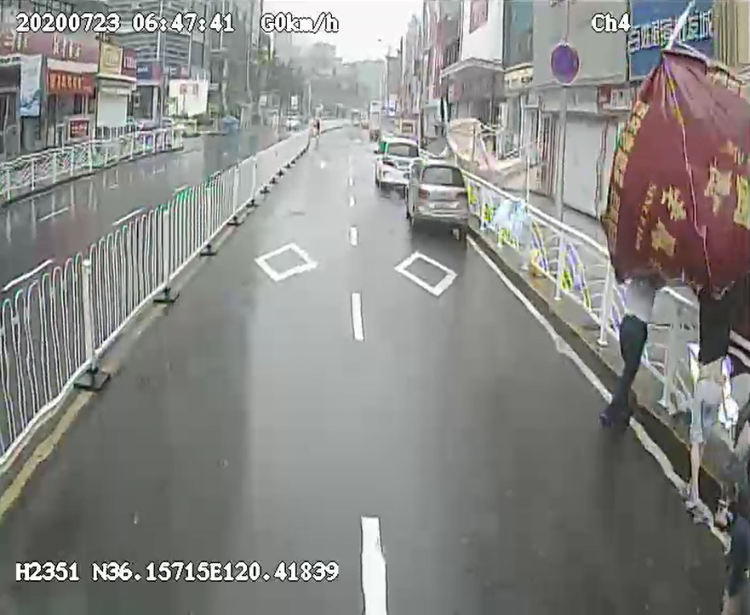 清障|降雨大风使青岛道路上多了“拦路虎” 公交驾驶员冒雨清障保畅通