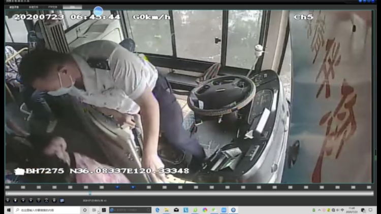 压伤|青岛一工地围挡被风刮倒压伤路人 热心市民冒雨施救