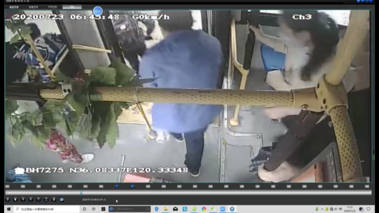 压伤|青岛一工地围挡被风刮倒压伤路人 热心市民冒雨施救