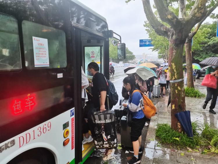 返乡|西海岸高校学子冒雨返乡 点对点返乡快车让他们一路“暖行”