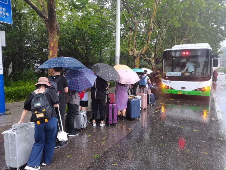 返乡|西海岸高校学子冒雨返乡 点对点返乡快车让他们一路“暖行”