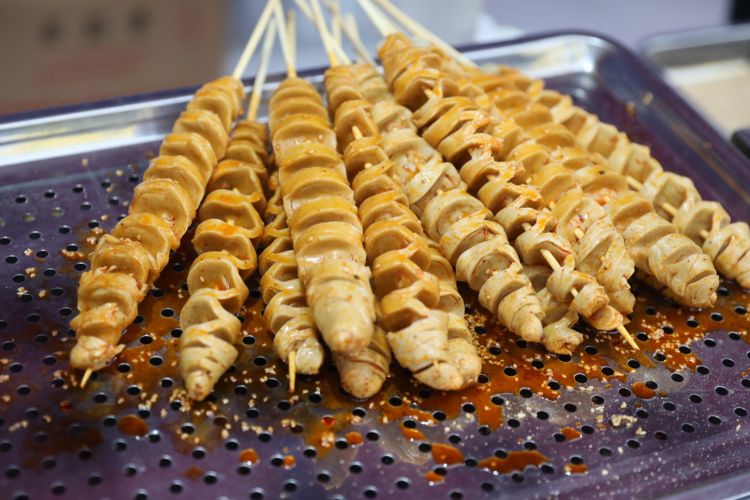 几十款|海风夜市：近百款美食、几十款青啤 一站尽享感受青岛“市井气”