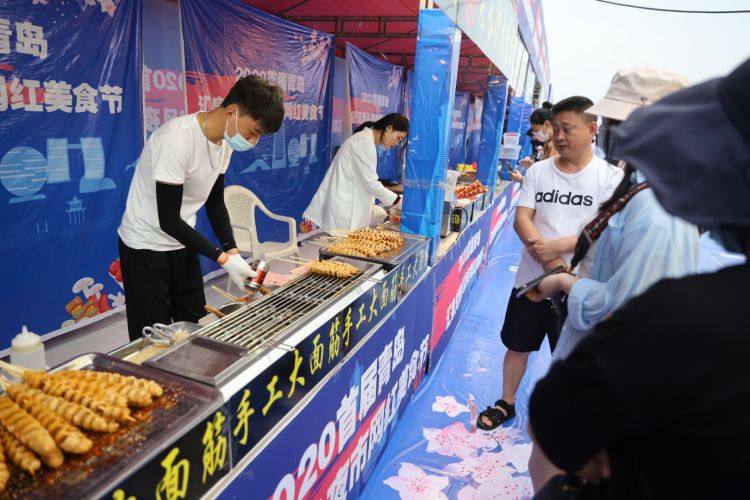 几十款|海风夜市：近百款美食、几十款青啤 一站尽享感受青岛“市井气”