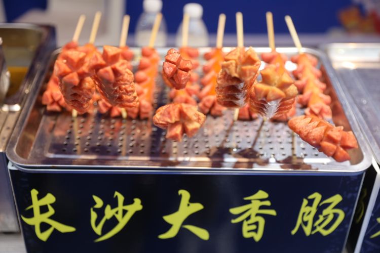 几十款|海风夜市：近百款美食、几十款青啤 一站尽享感受青岛“市井气”