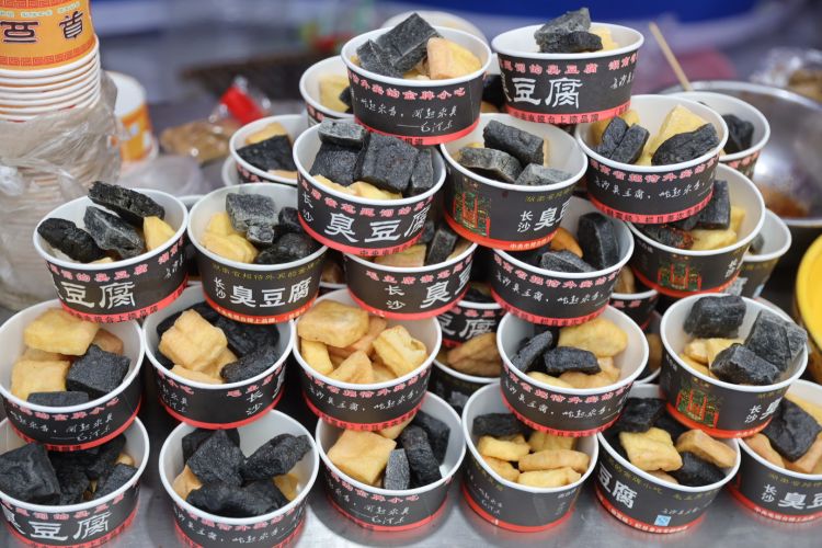 几十款|海风夜市：近百款美食、几十款青啤 一站尽享感受青岛“市井气”