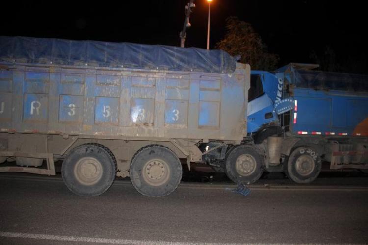 自卸|高新区两重型自卸货车追尾 一驾驶员当场死亡