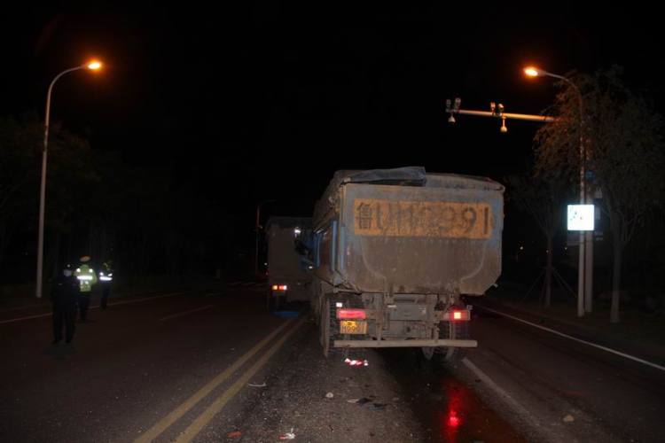 自卸|高新区两重型自卸货车追尾 一驾驶员当场死亡