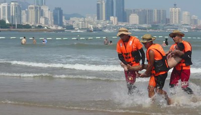 青岛三浴有人溺水？救护人员不到两分钟救上岸