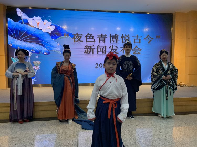 打卡|穿着汉服趁着夜色到青博来打卡 顺便看文物玩快闪