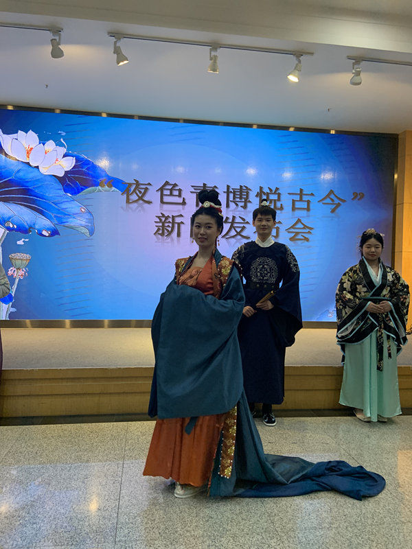 打卡|穿着汉服趁着夜色到青博来打卡 顺便看文物玩快闪