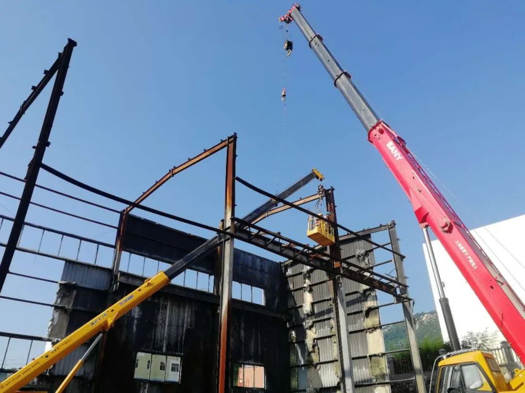 360|严盯紧守不松懈 青岛西海岸一处360平方米违建钢结构厂房被拆