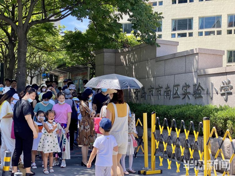 测体温|青岛小学新生报名现场确 抽号、测体温、出示健康码一项都不能少
