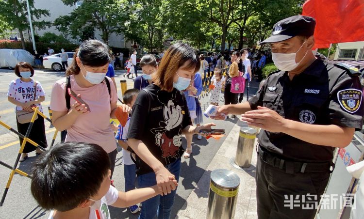 测体温|青岛小学新生报名现场确 抽号、测体温、出示健康码一项都不能少