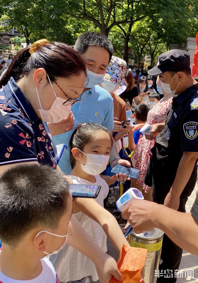 测体温|青岛小学新生报名现场确 抽号、测体温、出示健康码一项都不能少