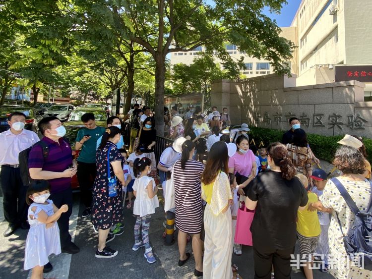 测体温|青岛小学新生报名现场确 抽号、测体温、出示健康码一项都不能少