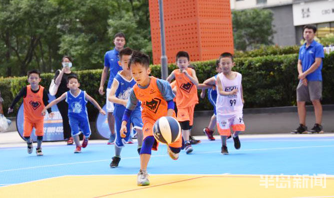 玩得|青岛延吉路儿童户外篮球广场：篮球小将玩得嗨