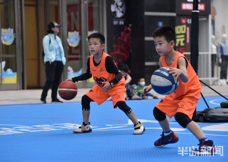 玩得|青岛延吉路儿童户外篮球广场：篮球小将玩得嗨