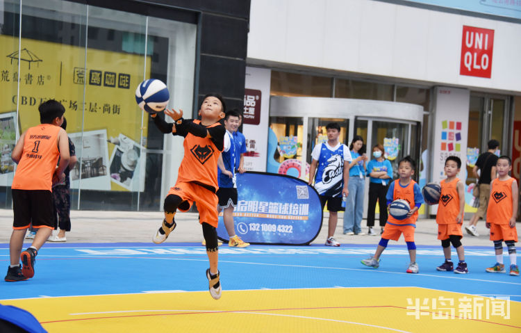 玩得|青岛延吉路儿童户外篮球广场：篮球小将玩得嗨