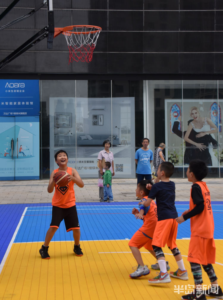 玩得|青岛延吉路儿童户外篮球广场：篮球小将玩得嗨