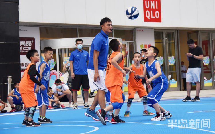 玩得|青岛延吉路儿童户外篮球广场：篮球小将玩得嗨