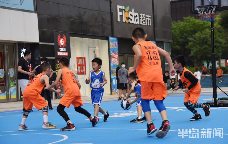 玩得|青岛延吉路儿童户外篮球广场：篮球小将玩得嗨