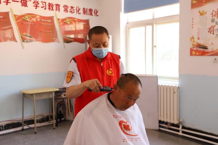 理发|青岛市北巴士志愿者爱心陪伴传真情 义务理发暖人心