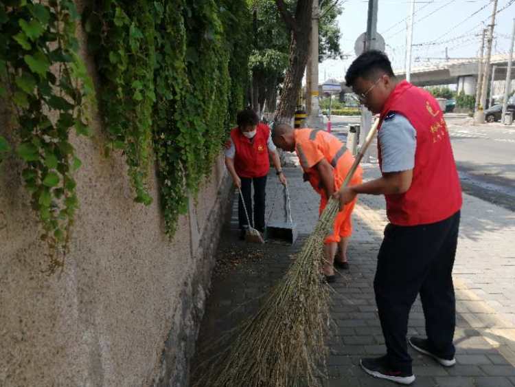 环卫|雨后道路泥泞 青岛市北巴士志愿者协助环卫师傅清理路面