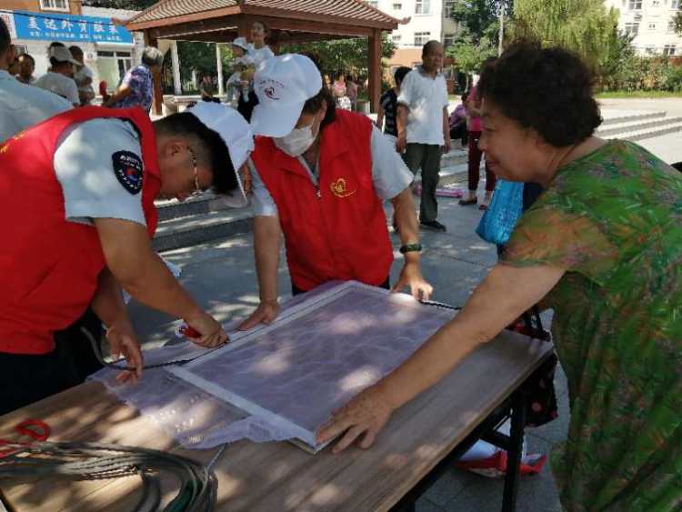 纱网|居民急需更换纱网 青岛市北巴士志愿者进社区帮忙