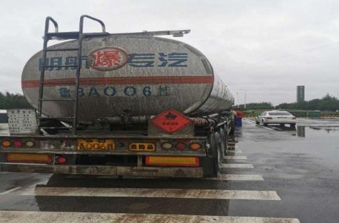 危化品|青岛开发区交警查获1起危化品运输车准驾不符违法行为