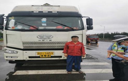 危化品|青岛开发区交警查获1起危化品运输车准驾不符违法行为