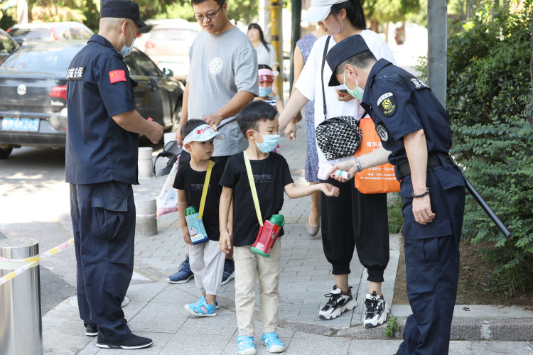 级新生|青岛各小学一年级新生报名现场确认 周日结束