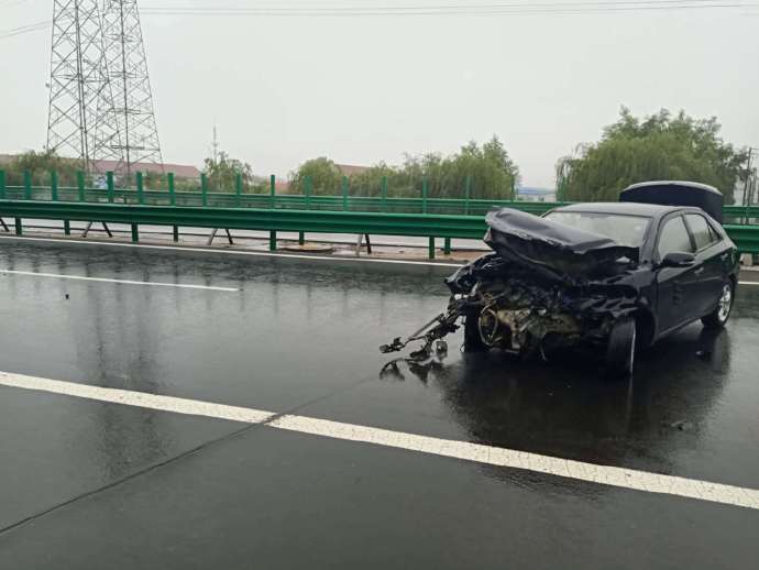 雨天|驾驶员雨天高速驾车接电话 一把方向撞向护栏