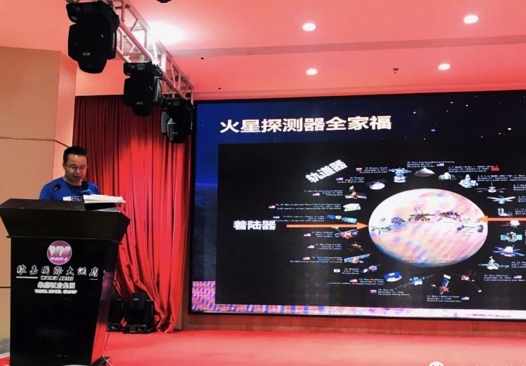 青大|青大附中学子参观长征五号发射塔架 与火星大咖面对面