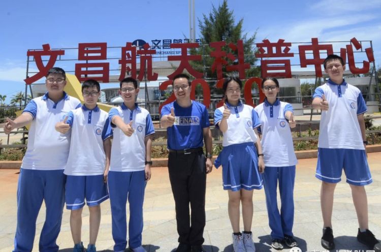 青大|青大附中学子参观长征五号发射塔架 与火星大咖面对面