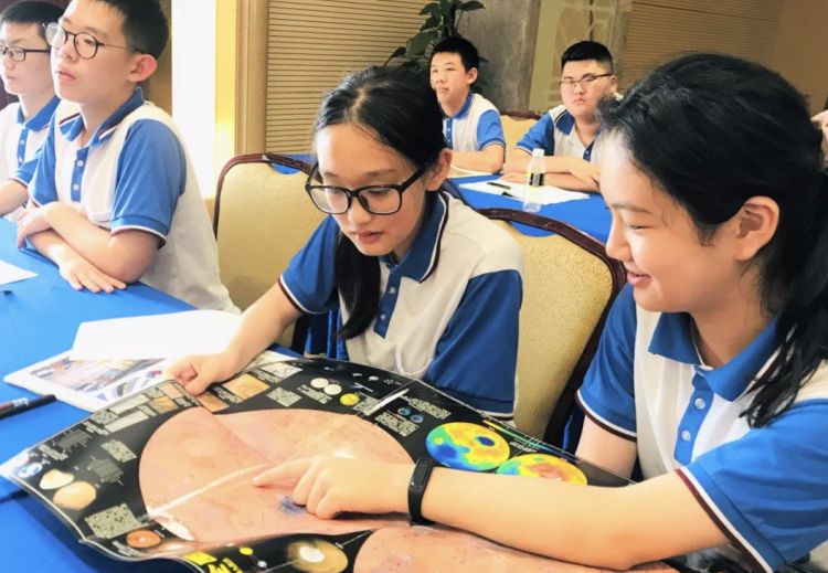 青大|青大附中学子参观长征五号发射塔架 与火星大咖面对面