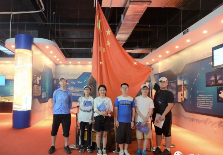青大|青大附中学子参观长征五号发射塔架 与火星大咖面对面