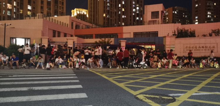 草鸡|李沧区青山路幼儿园招生报名“鼓了” 家长草鸡了！结局很暖心……