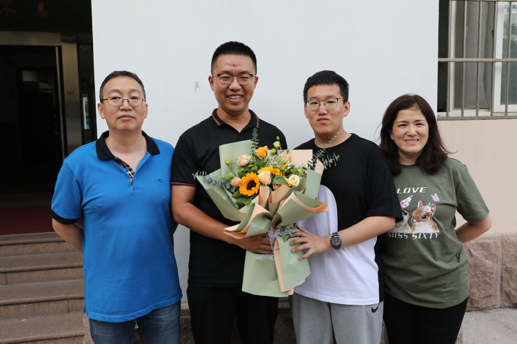 清华北大|六名高分学霸组团出道！其中三人同班同宿舍 有望携手上清华北大