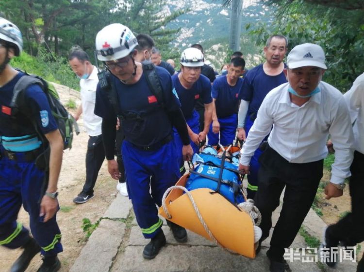 40|六旬老太爬崂山突发病 众人接力40分钟抬下山