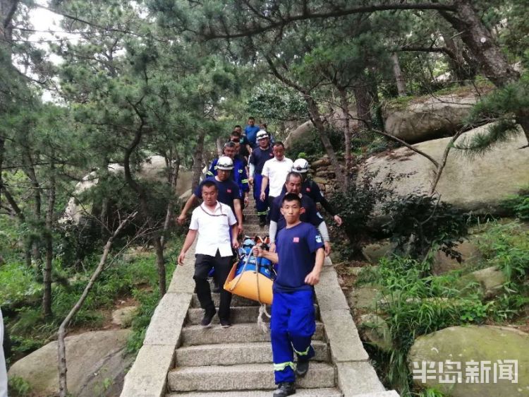 40|六旬老太爬崂山突发病 众人接力40分钟抬下山