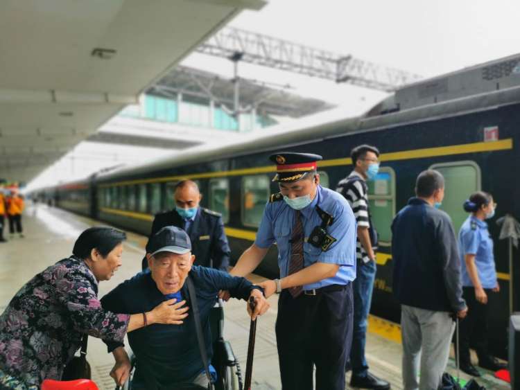 列车长|八旬老人乘火车探亲 青岛K912次列车列车长一路悉心照顾