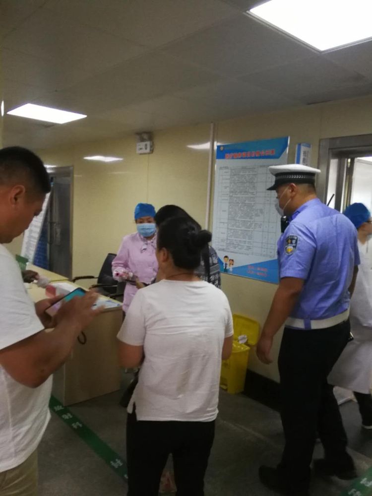 杭州路|青岛市北交警杭州路中队民警为外地断指伤员紧急开道