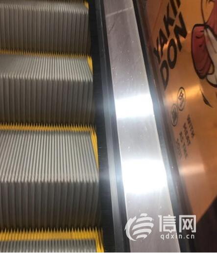 |市北区卓越大融城漏雨 滴在正在运行的自动扶梯上