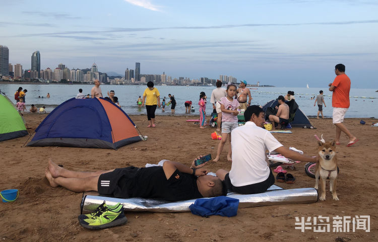 夏夜|市民游客来打卡 傍晚青岛二浴三浴沙滩十分热闹