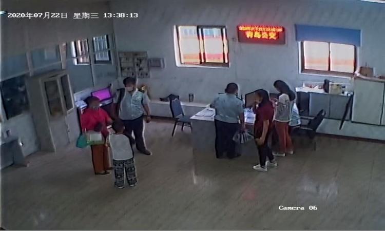 压床|万元“压床”新钞落在崂山公交车上 差点耽误新人婚礼